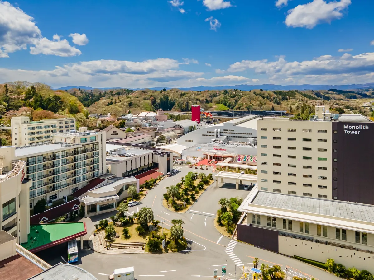 青空の下に広がるスパリゾートハワイアンズの施設全景