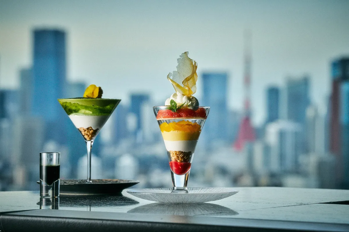 東京の夜景とパフェ