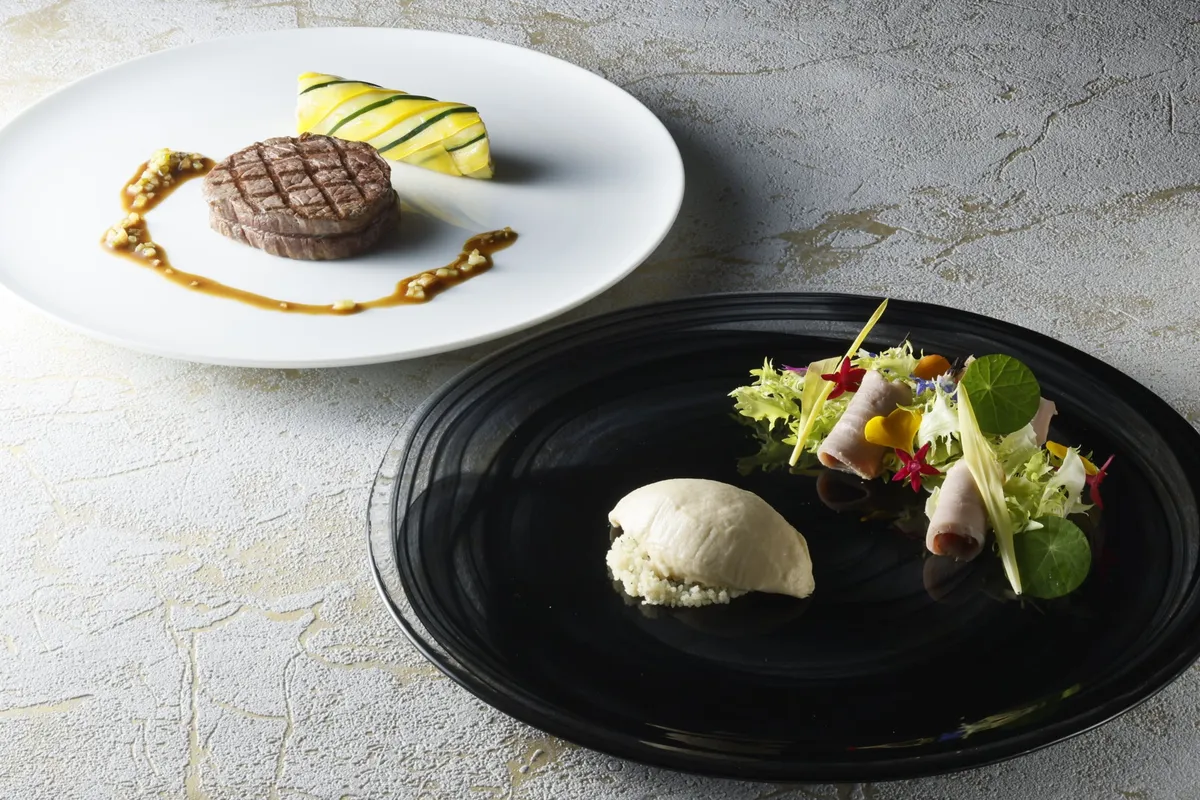 ホテルオークラ神戸の開業記念ガラディナーで提供される、兵庫県産食材を贅沢に使用したフランス料理のメインディッシュと前菜