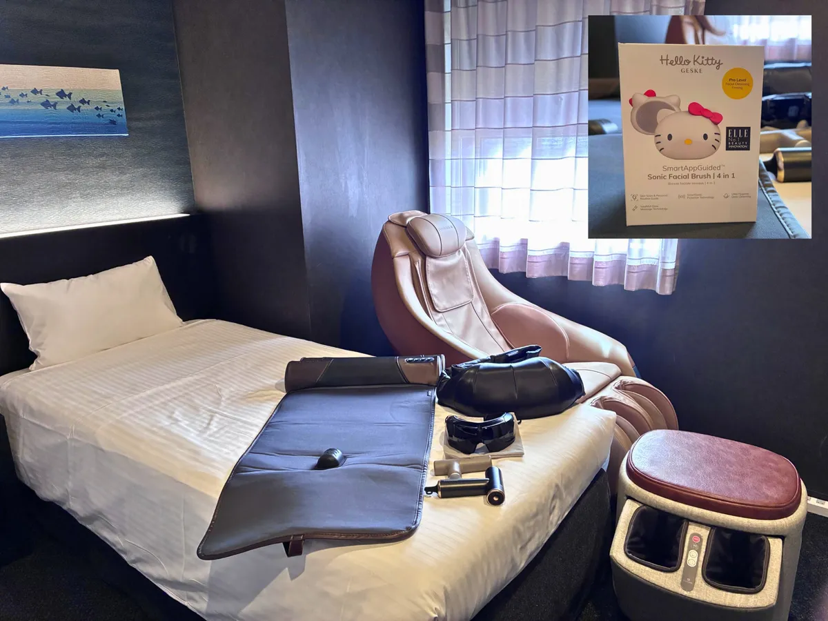 変なホテル東京 浅草橋のDOCTORAIRルーム。マッサージチェアやストレッチマットなど8種類の最新家電が揃う客室と、特典のハローキティ洗顔ブラシ。