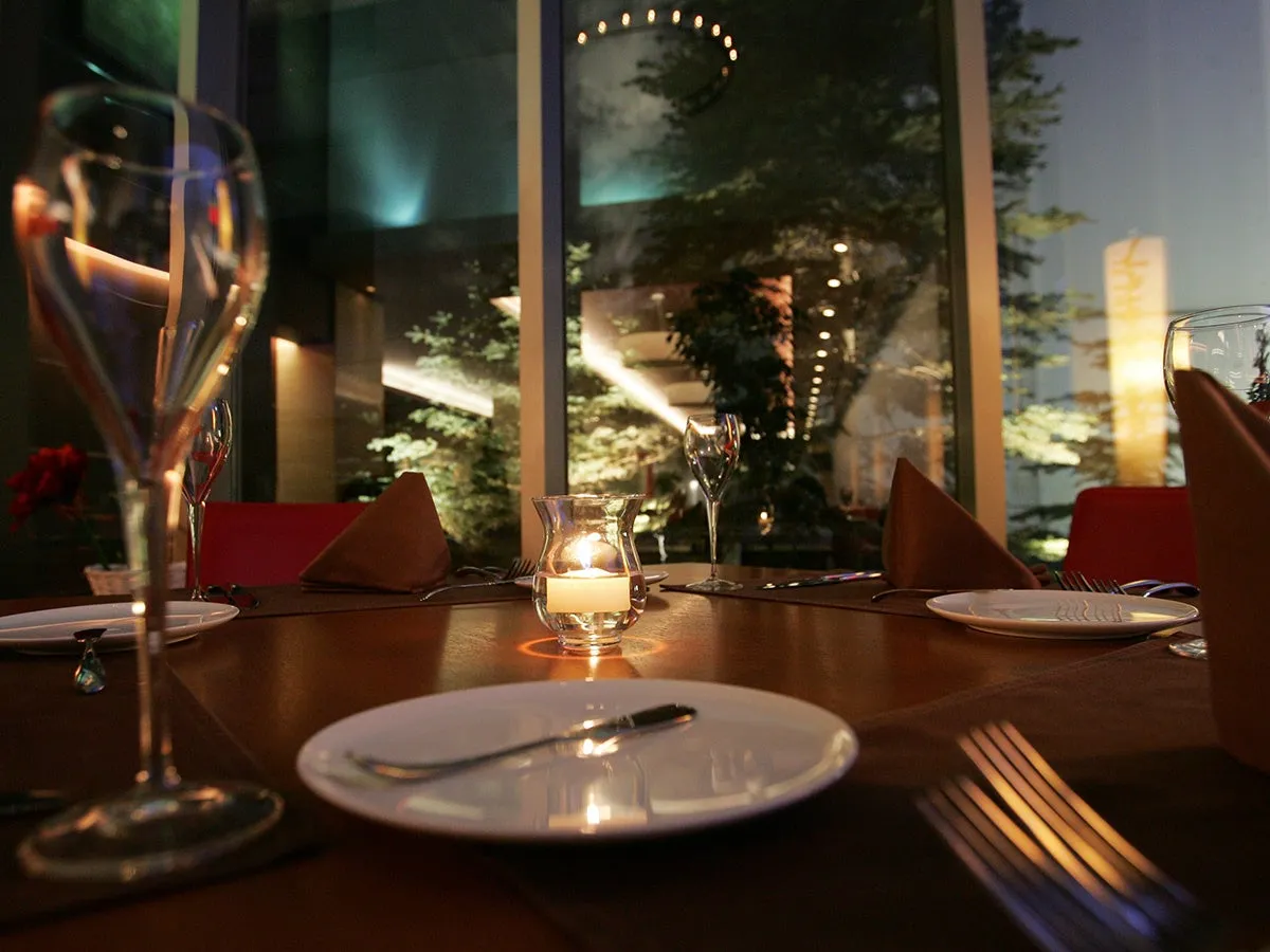 テーブルを優しく照らすキャンドルの灯火