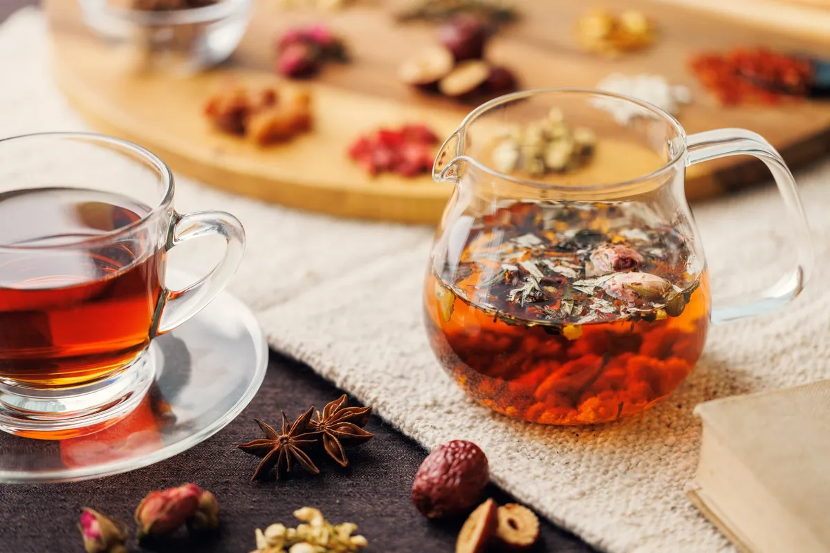 彩り豊かな生薬と丁寧に淹れられた漢方茶