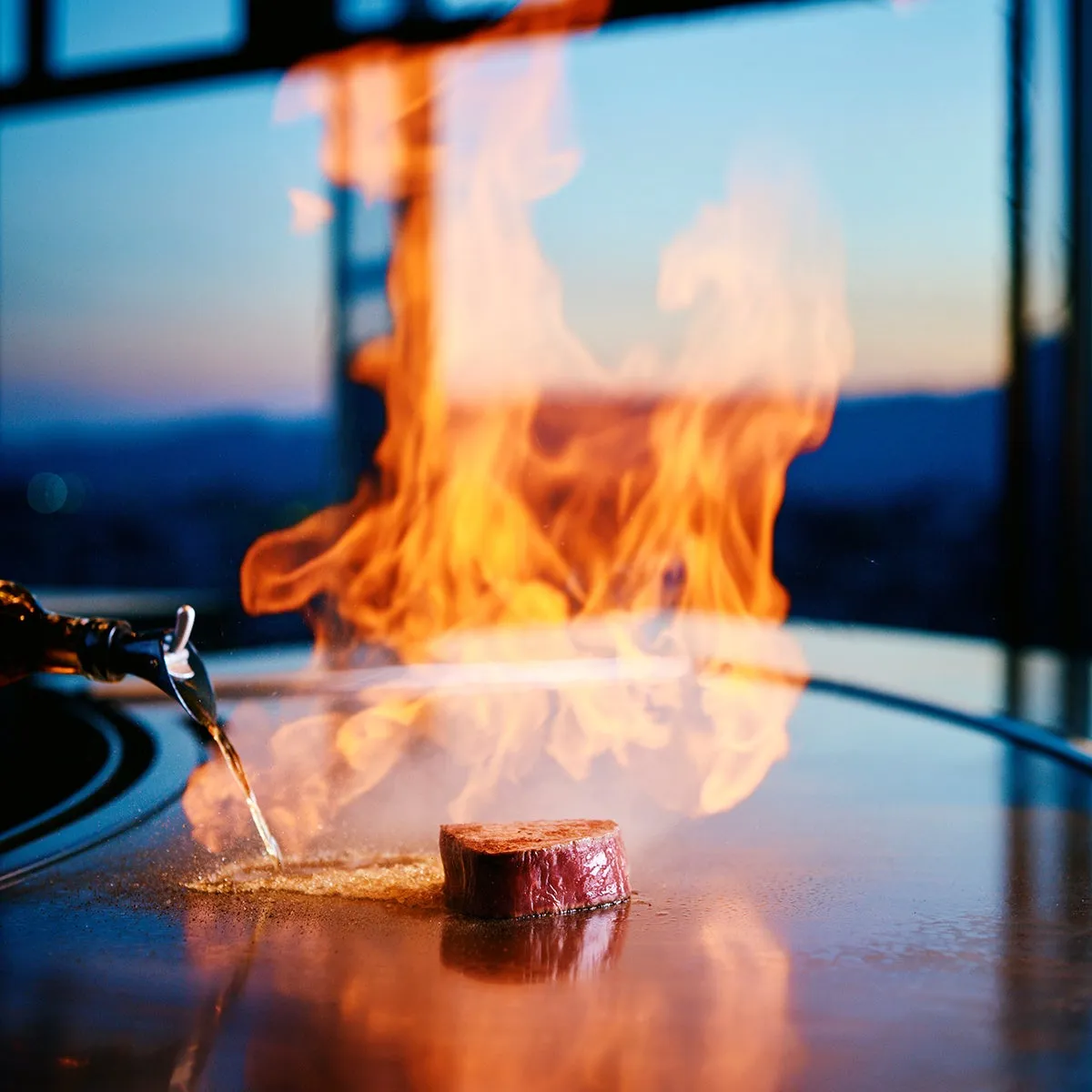 鉄板焼での迫力あるフランベシーン