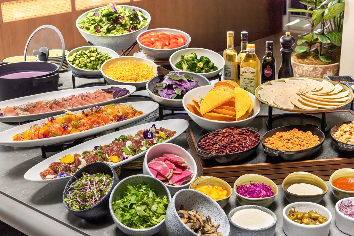 彩り豊かな料理が並ぶブッフェボード