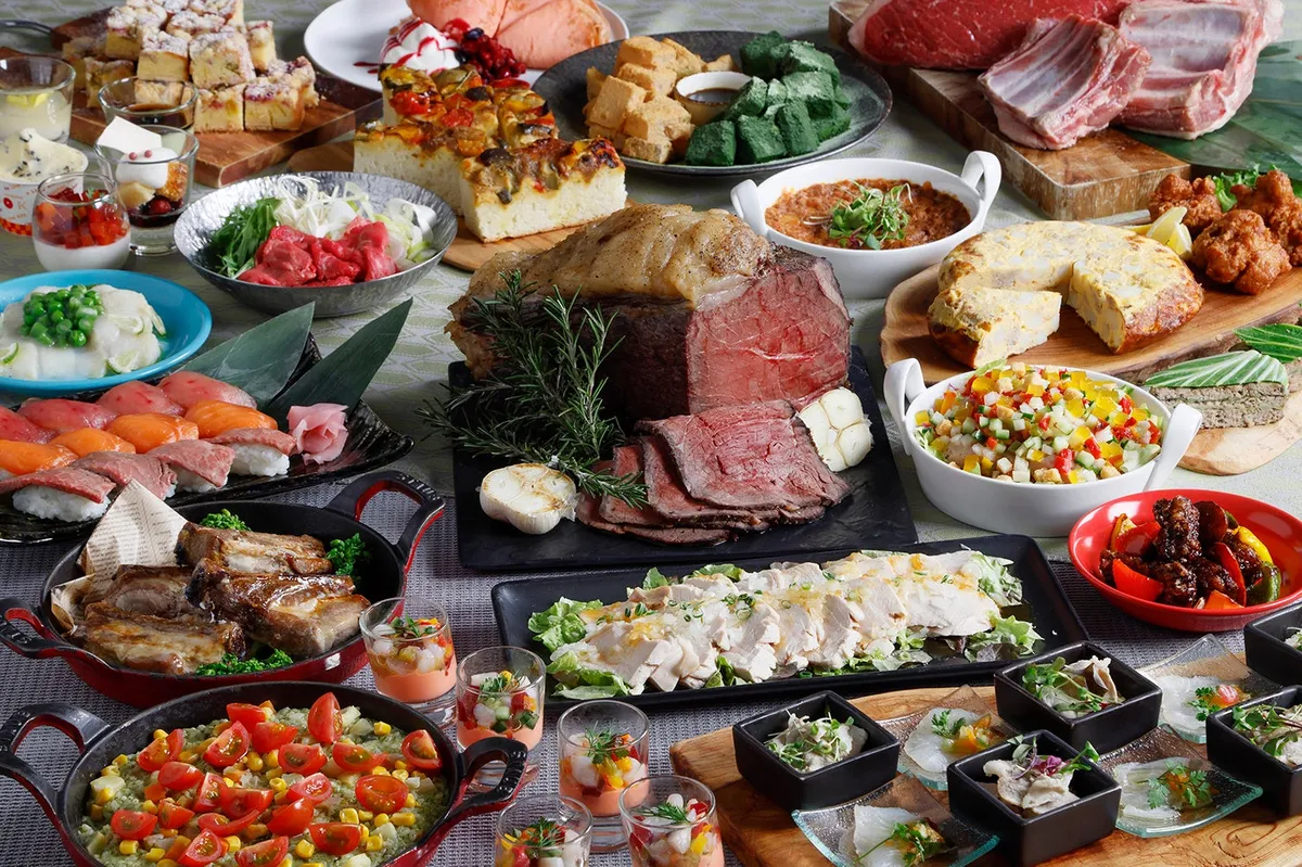 豪華な料理が並ぶブッフェ台の様子