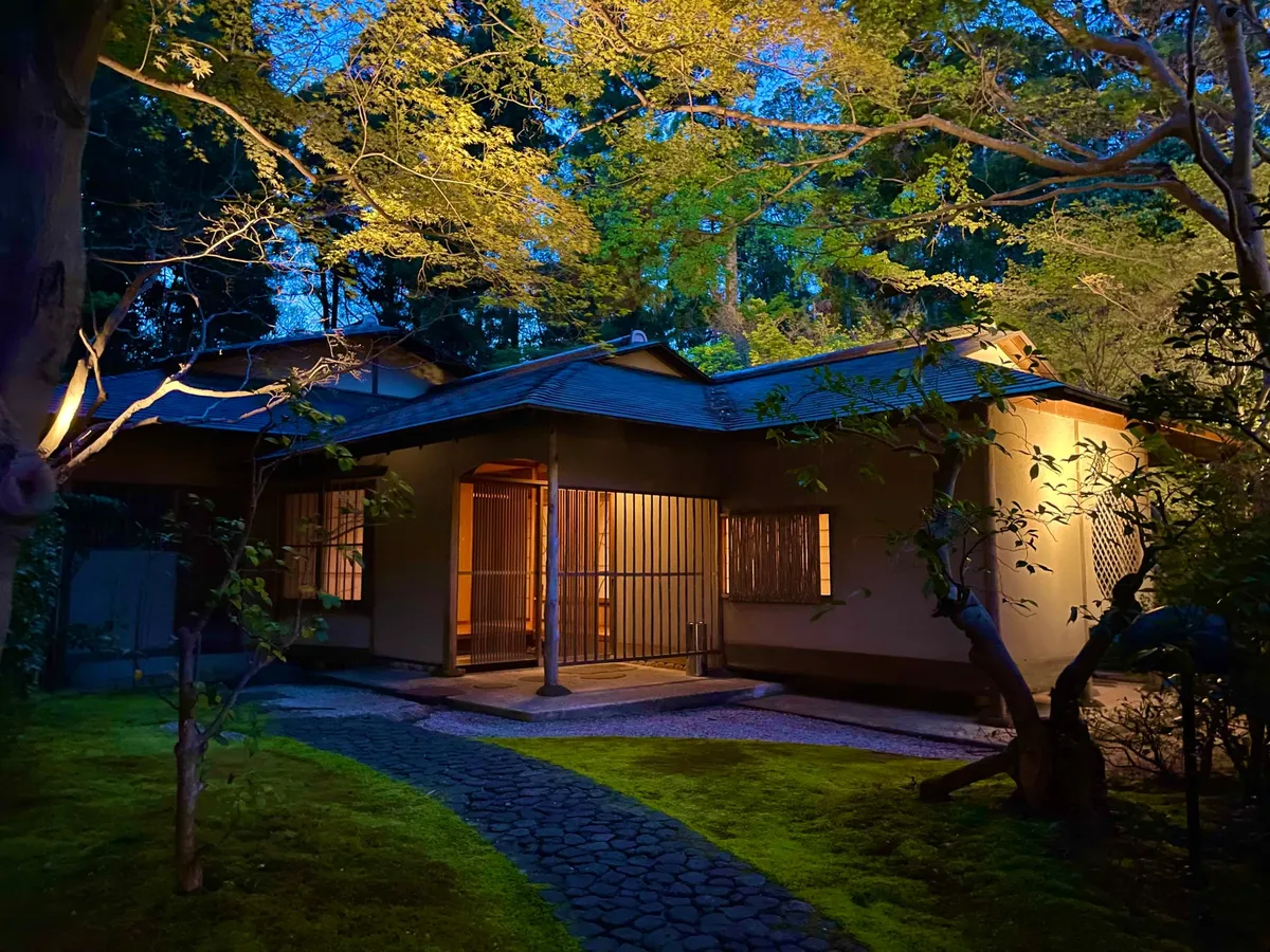 夜のライトアップに浮かび上がる茶寮の外観