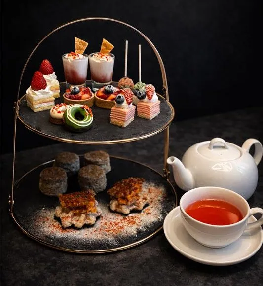 2段スタンドに並ぶ苺と抹茶のアフタヌーンティーセット