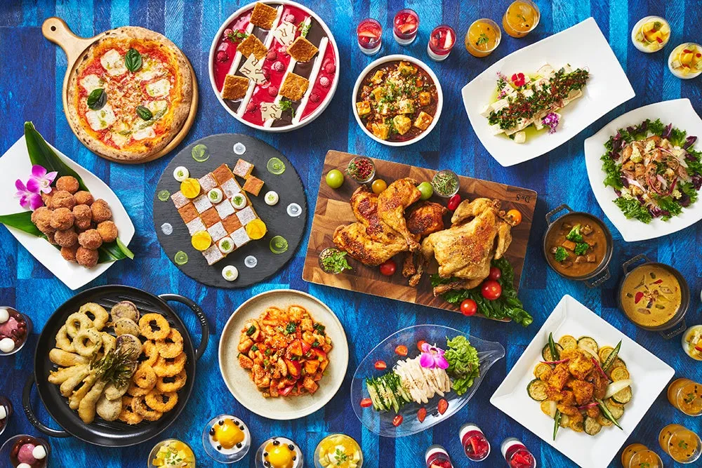 テーブルいっぱいに並ぶ色鮮やかなブッフェ料理の数々