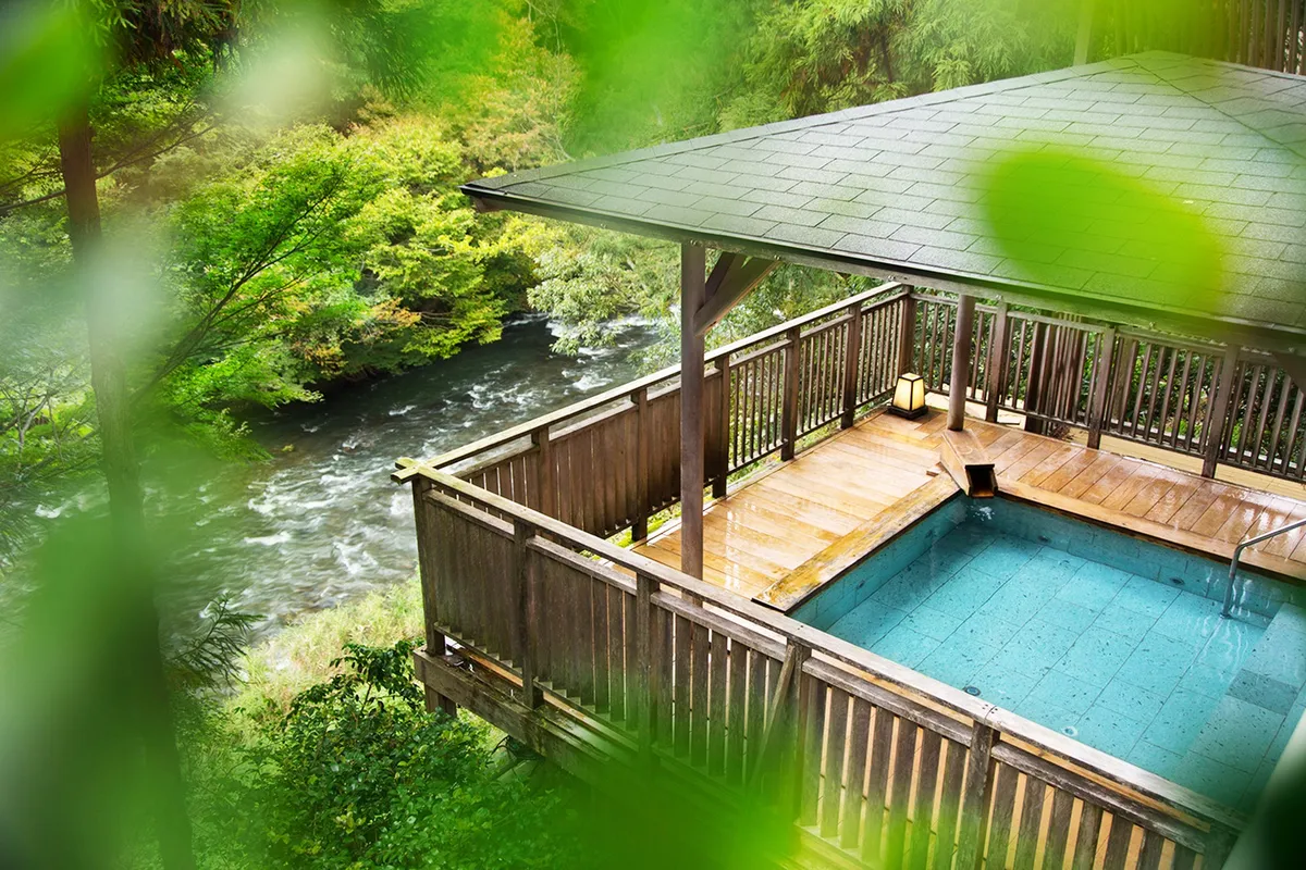 渓流を望む開放的な露天風呂
