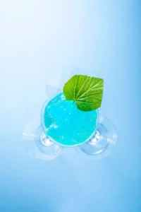 リーガロイヤルホテル京都、あじさいのように煌めく初夏のカクテル「てまりくさ」を期間限定で販売