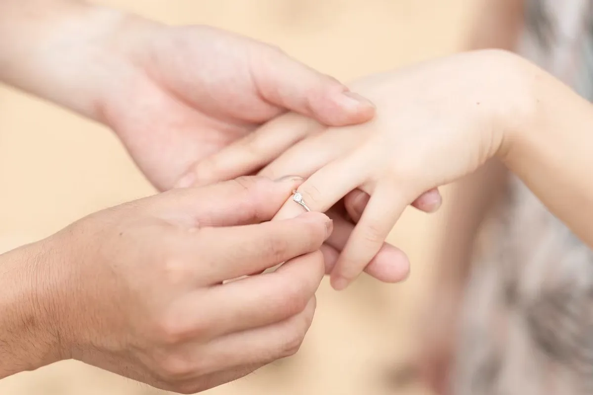 プロポーズで指輪を贈る瞬間