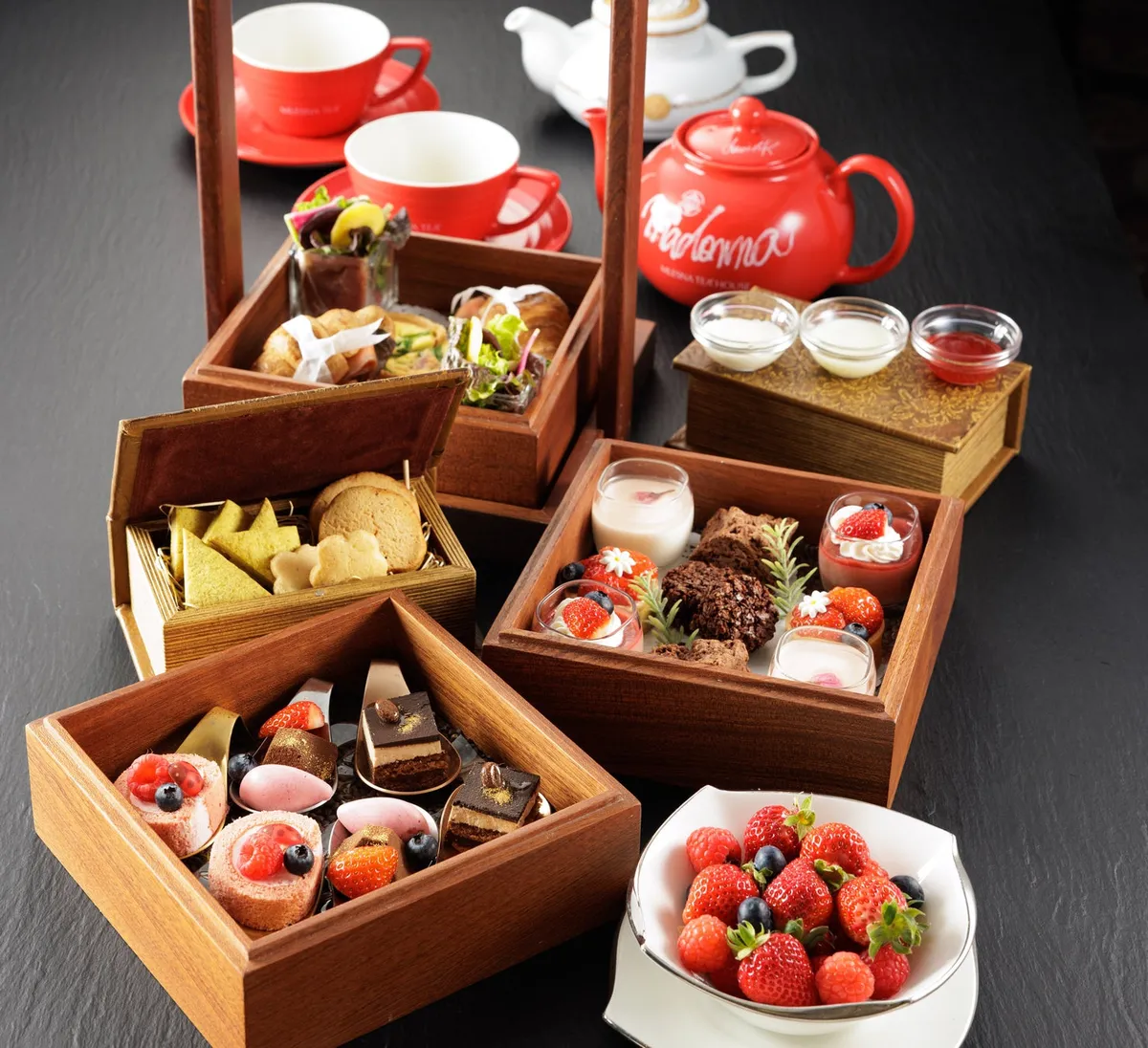 ホテルヒューイット甲子園の苺アフタヌーンティー全景