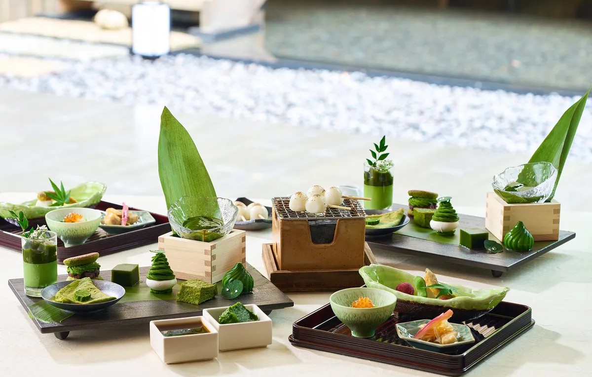 抹茶スイーツやセイボリーが美しく並ぶアフタヌーンティーの全景