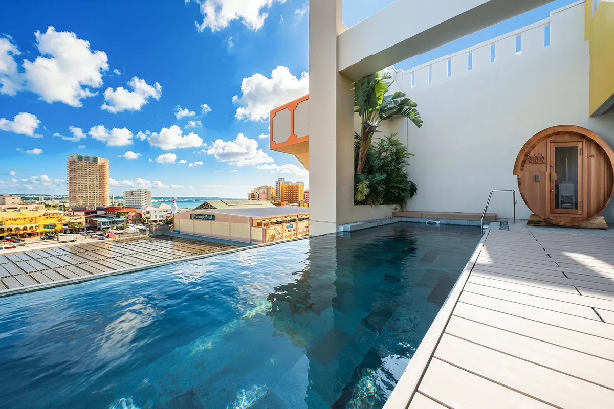 テラスに設置されたバレルサウナとプール