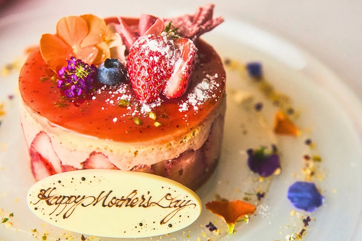 母の日限定ケーキ「フレジエ アン フルール」。苺と花々が美しく飾られている。