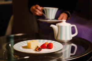 東京ステーションホテルの“ミントブルー”を自宅で。NARUMI製限定プレートが新登場