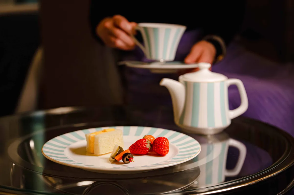 ミントブルーの食器で楽しむ優雅なティータイム