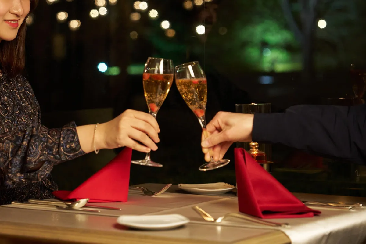 苺入りのスパークリングワインで乾杯する様子