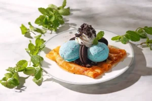 カハラ横浜で味わう初夏の贅沢！伝統の「シンパンケーキ」に爽快なチョコミントが5月限定で登場