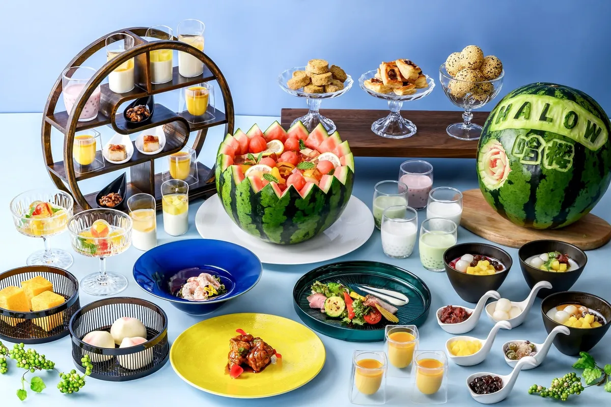 色鮮やかなチャイナスイーツと本格中華ランチの全景