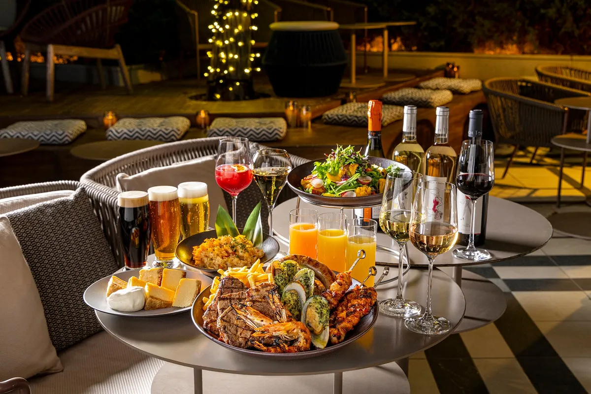 夜のテラスで楽しむビアガーデンセット