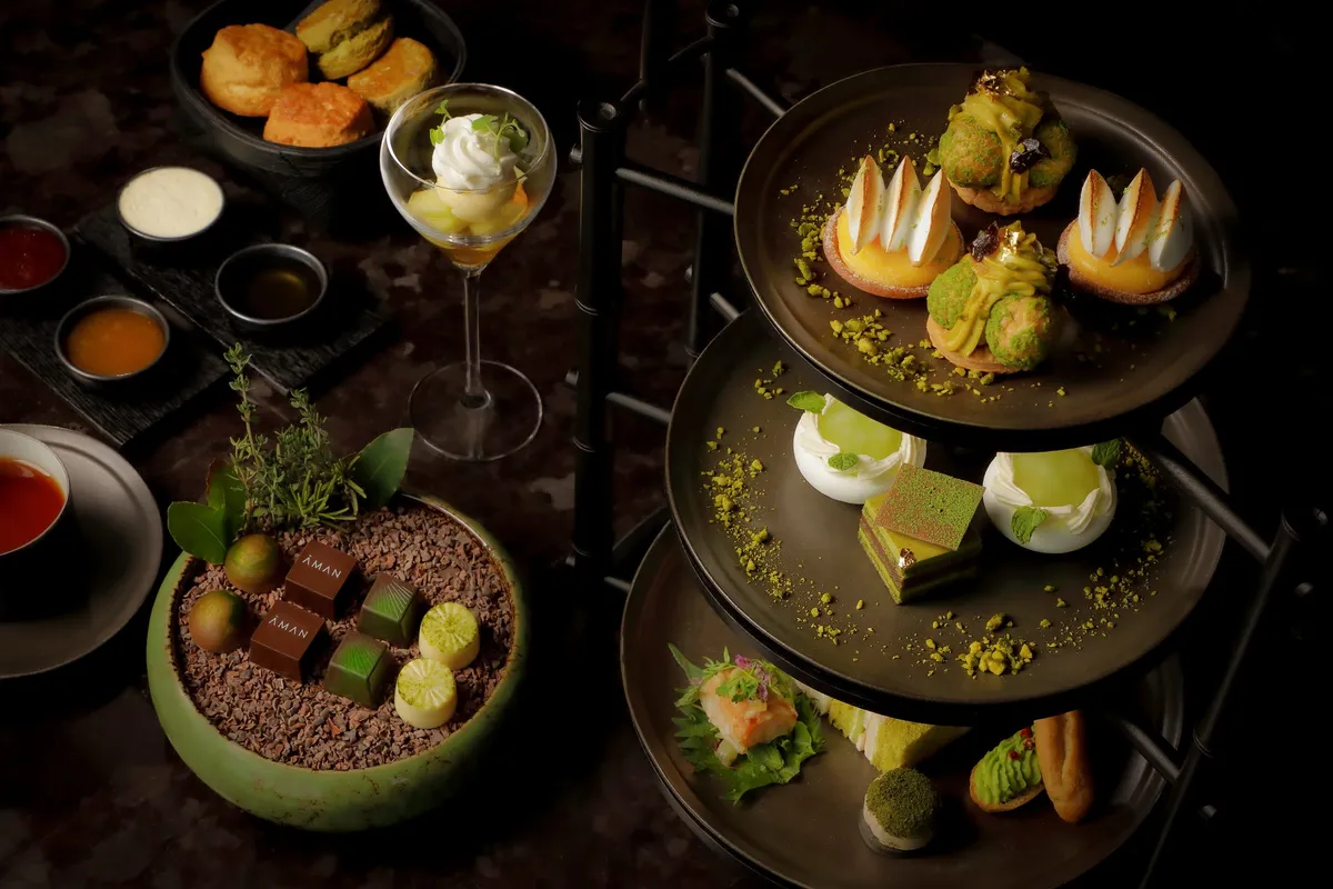 アマン東京の初夏のアフタヌーンティーセット。新緑をイメージしたスイーツが並びます。