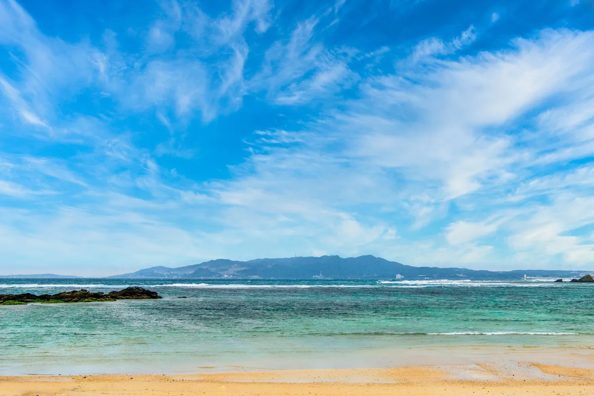 ハレクラニ沖縄の目の前に広がる透明度の高い美しい海と青い空