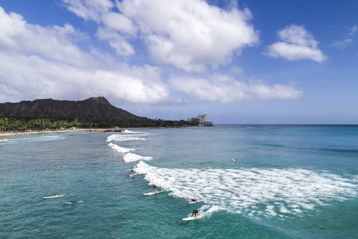 ダイヤモンドヘッドを望むワイキキビーチの風景