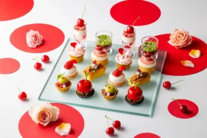 コンラッド東京で初夏のバラ園を堪能。旬のチェリーとバラが香る優雅なアフタヌーンティー開催