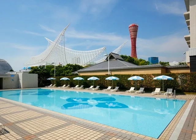 ポートタワーを望む開放的な屋外プール