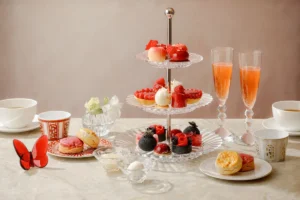 【フォーシーズンズホテル京都】バカラの輝きに包まれる、桃と贅沢食材の至高アフタヌーンティー