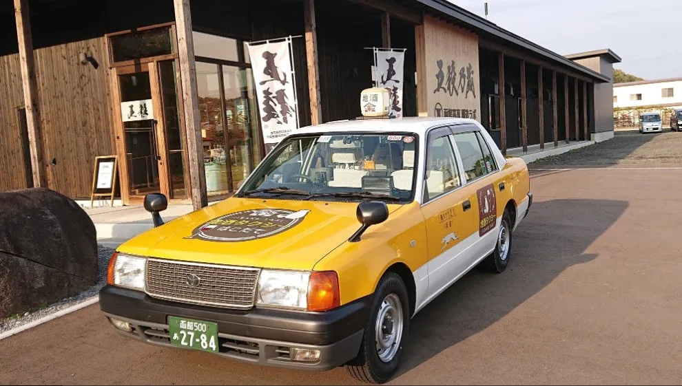 酒樽を模した特製のアンドンが目を引く黄色の「はこだて地酒タクシー」