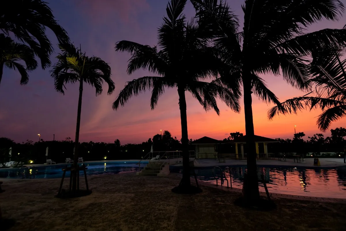 夕暮れ時のプールサイド