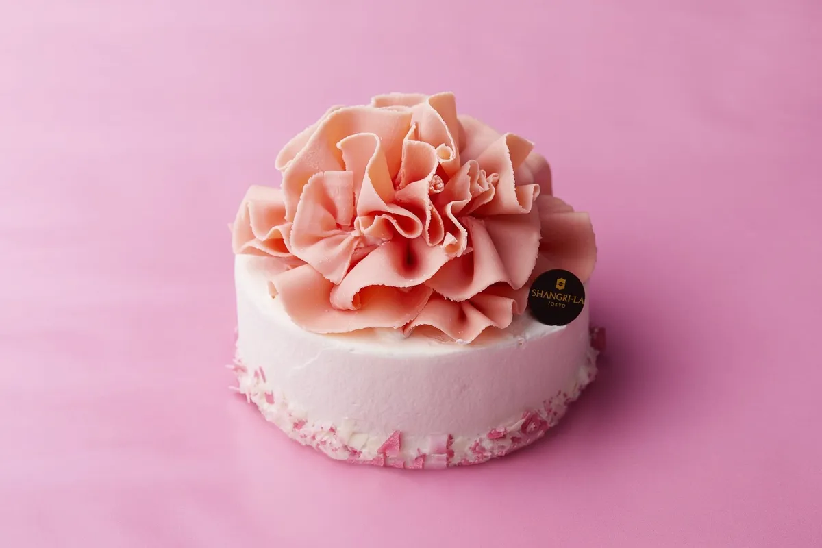 繊細なピンクのチョコレートでカーネーションを再現したケーキ