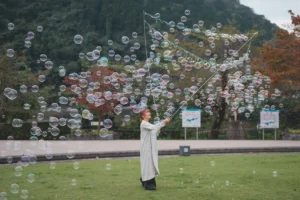 箱根ホテル小涌園で初開催！シャボン玉師「みんみぽ」が贈る幻想的な光と泡の祭典