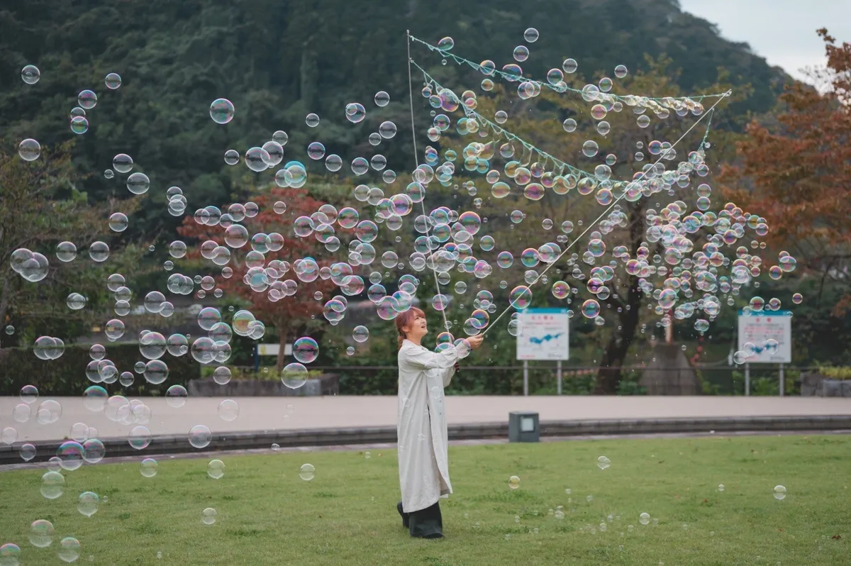 シャボン玉師「みんみぽ」によるダイナミックなパフォーマンス