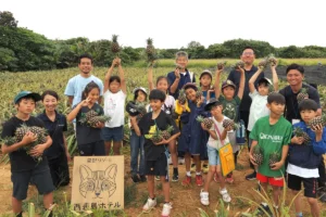 星野リゾート西表島ホテルで学ぶ「ピーチパインの学校」｜地元の小学生が希少な特産品の魅力を再発見