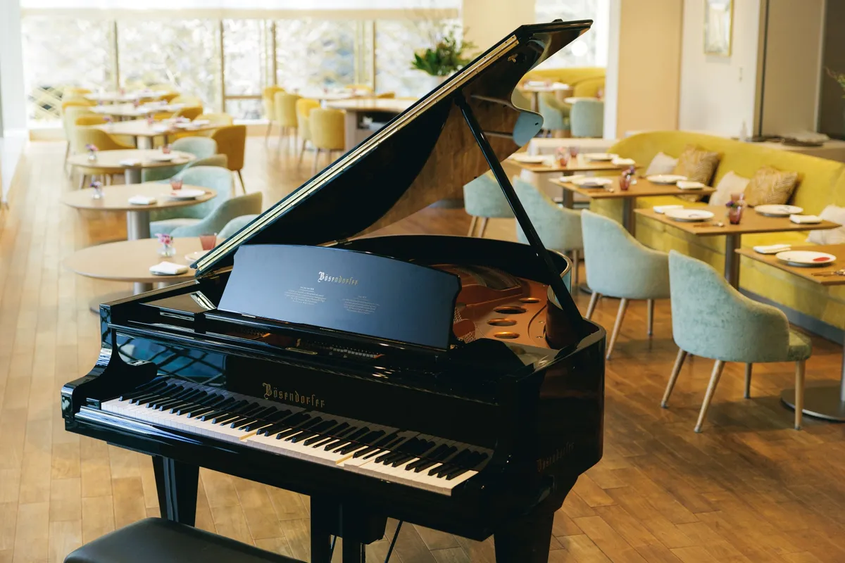 メインダイニング「オランジュリー光庵」に設置されたベーゼンドルファーのピアノ