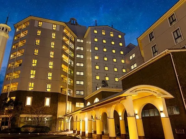 夜空に映えるホテルリブマックス長崎エアポートの外観