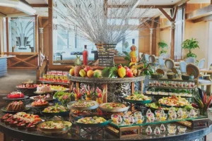 【ルネッサンス リゾート オキナワ】絶景の「フォーシーズン」が刷新！ワイン飲み放題付の贅沢ランチビュッフェ開催