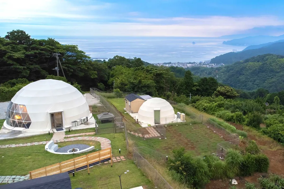 伊豆の海と山に囲まれた施設全景