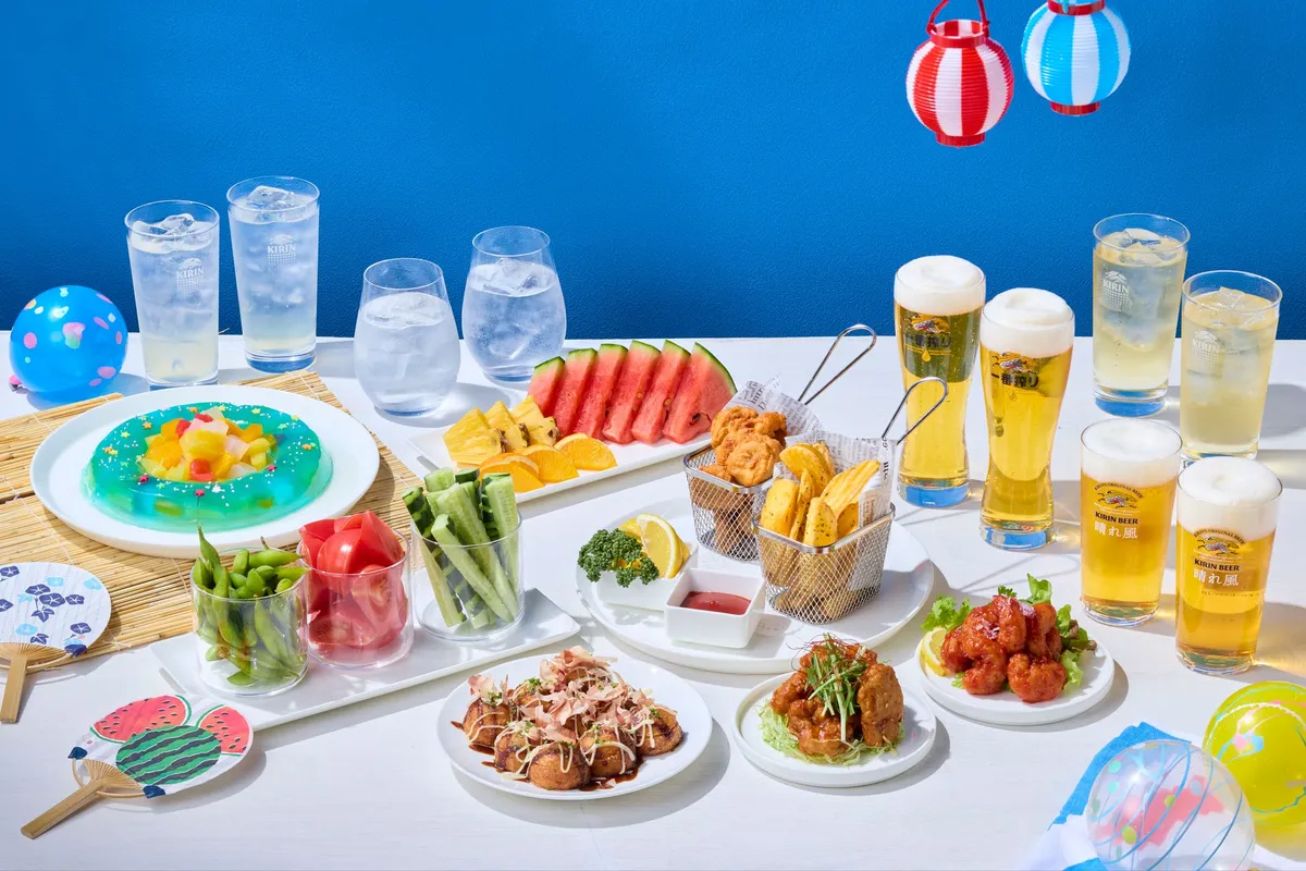 夏祭りをイメージした彩り豊かなブッフェ料理とドリンクの数々