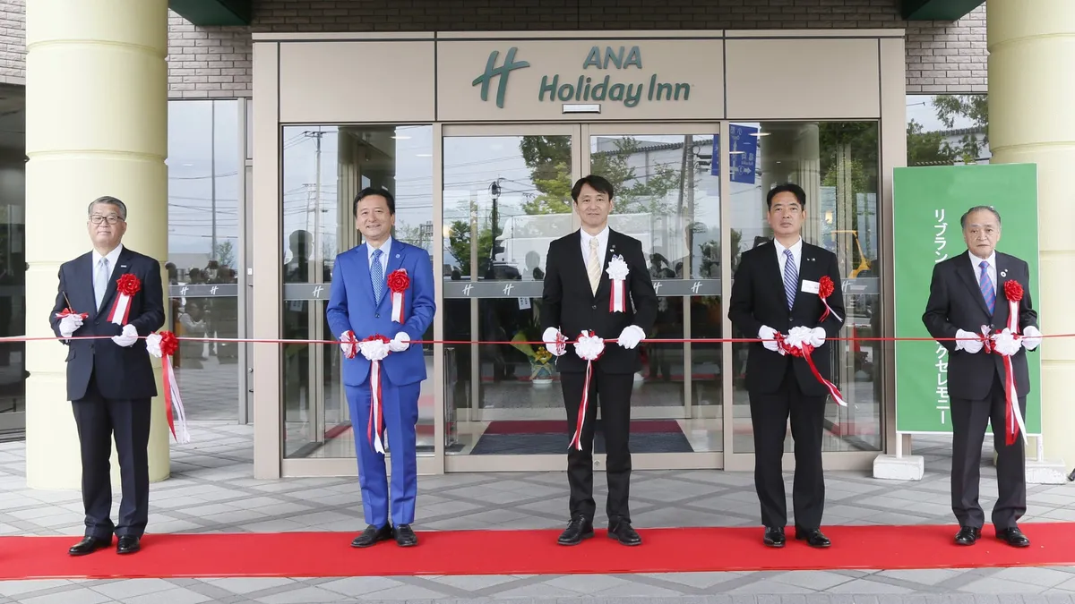 開業を祝うテープカットの様子