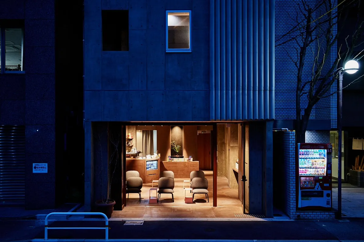 夜の静寂に包まれたBUNSHODO HOTELの外観