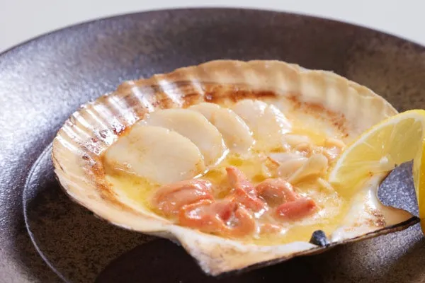 香ばしく焼き上げられた噴火湾産帆立のグリル