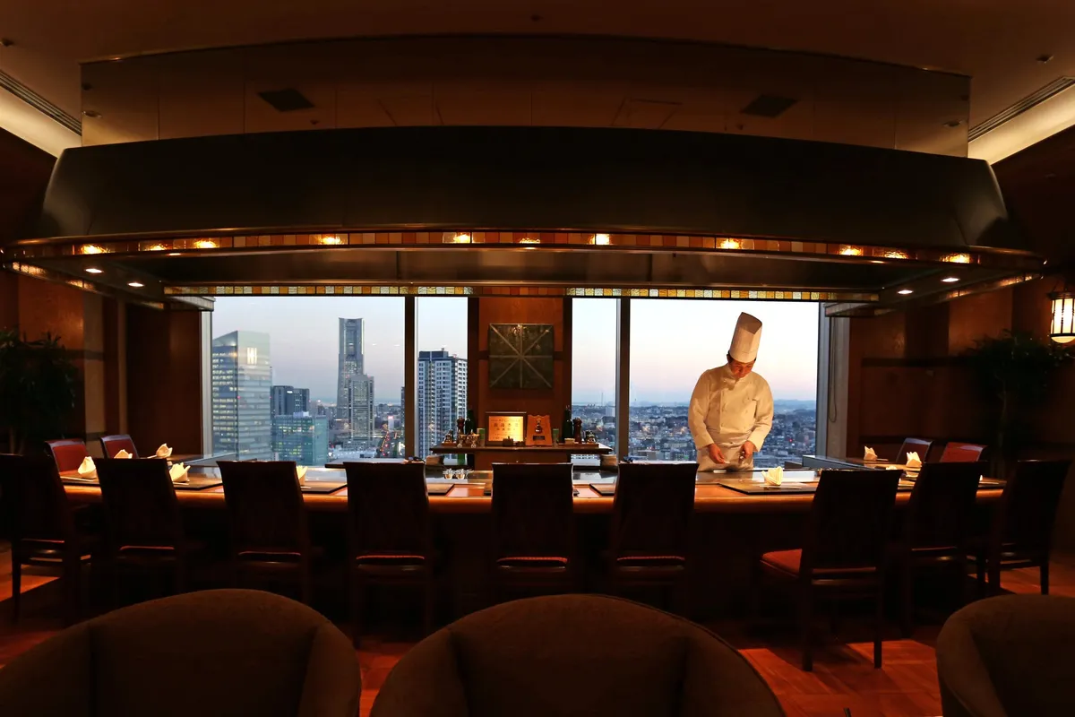 横浜ベイシェラトン ホテル＆タワーズ 鉄板焼「さがみ」の店内と横浜の夜景