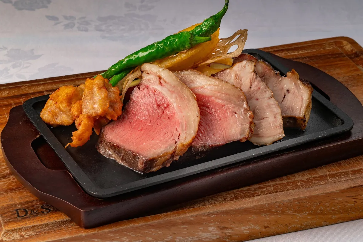 美星町産三元豚や国産牛イチボのロティが並ぶBBQプレート