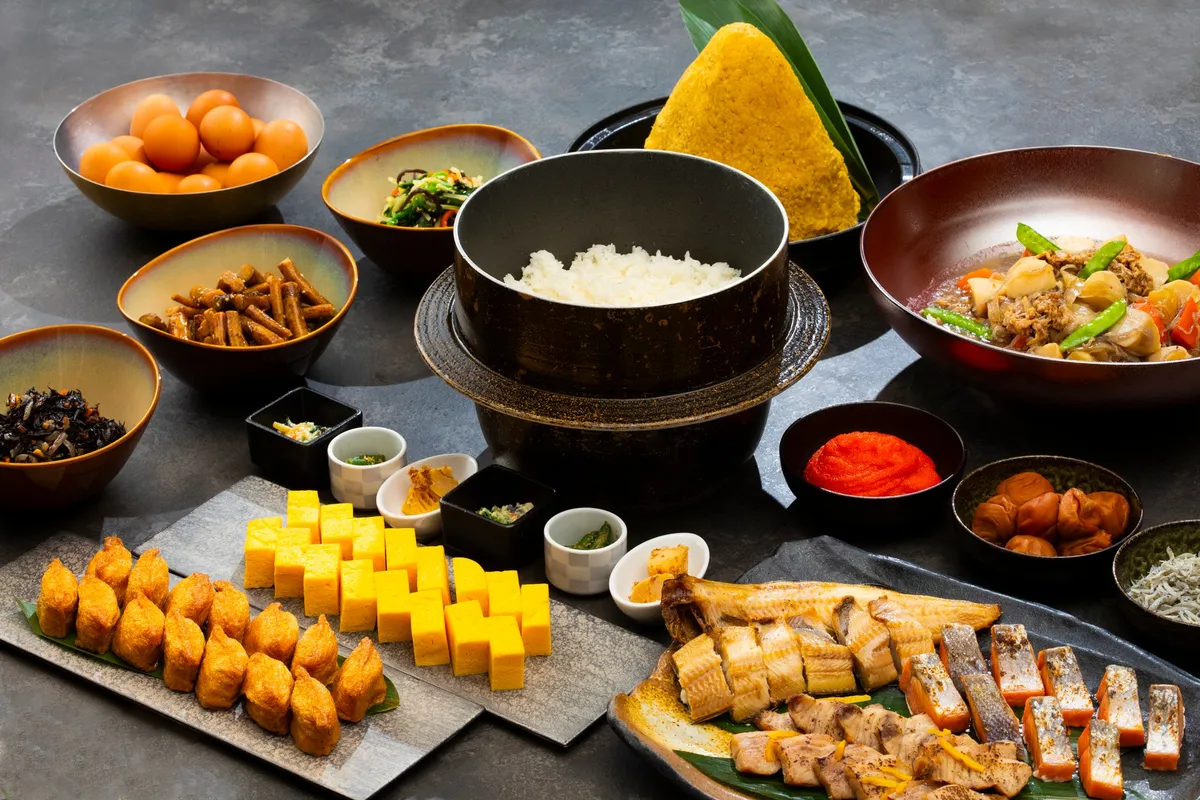 「世界を旅するグルメ紀行」をテーマにしたビュッフェ台の様子