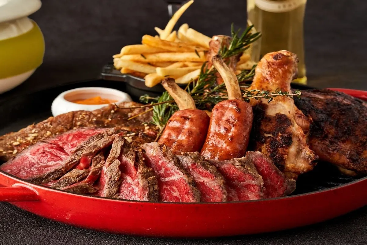 ルーフトップで提供される肉料理の盛り合わせ