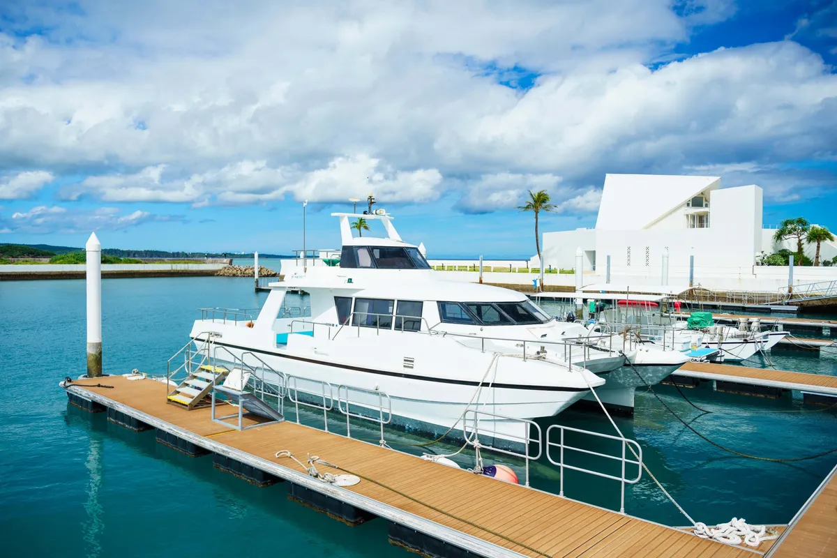 沖縄の美しい海を航行するクルーズボート